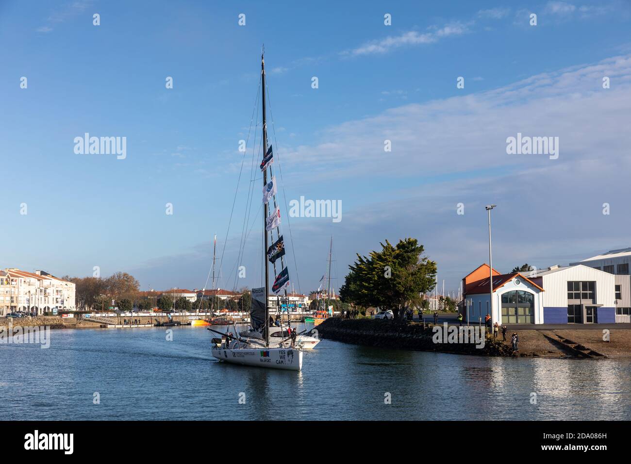 LES SABLES D'OLONNE, FRANKREICH - 08. NOVEMBER 2020: Jean Le Cam Boot (Yes We Cam) im Kanal für den Start des Vendee Globe 2020 Stockfoto
