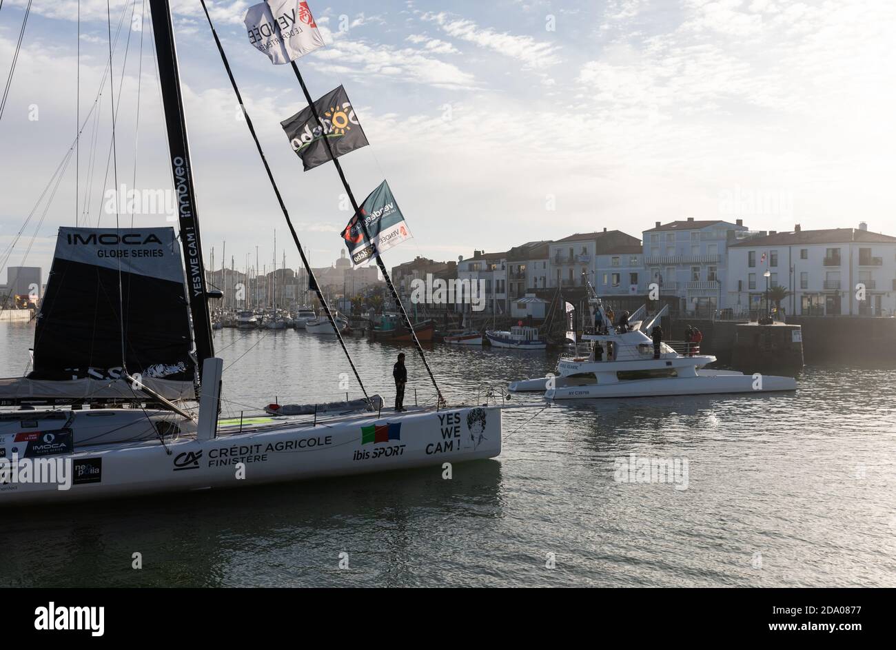 LES SABLES D'OLONNE, FRANKREICH - 08. NOVEMBER 2020: Jean Le Cam Boot (Yes We Cam) im Kanal für den Start des Vendee Globe 2020 Stockfoto