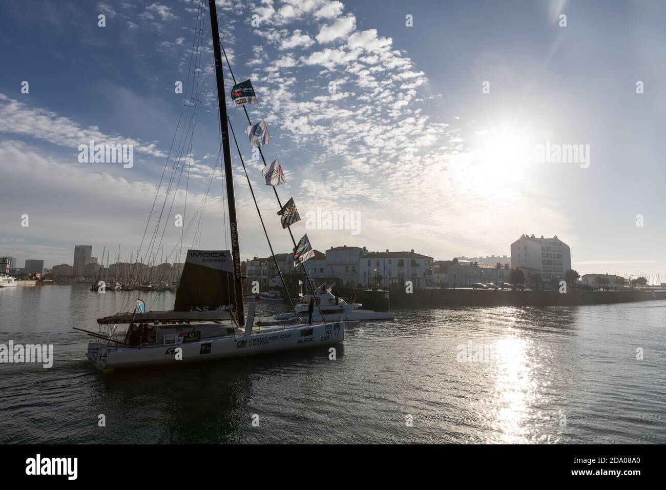 LES SABLES D'OLONNE, FRANKREICH - 08. NOVEMBER 2020: Jean Le Cam Boot (Yes We Cam) im Kanal für den Start des Vendee Globe 2020 Stockfoto