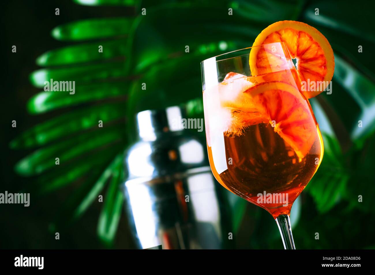 Aperol Spritz Cocktail in großen Weinglas mit blutigen Orangen, Sommer italienischen frischen Alkohol kalten Getränk. Holztheke Hintergrund mit Werkzeugen, summe Stockfoto