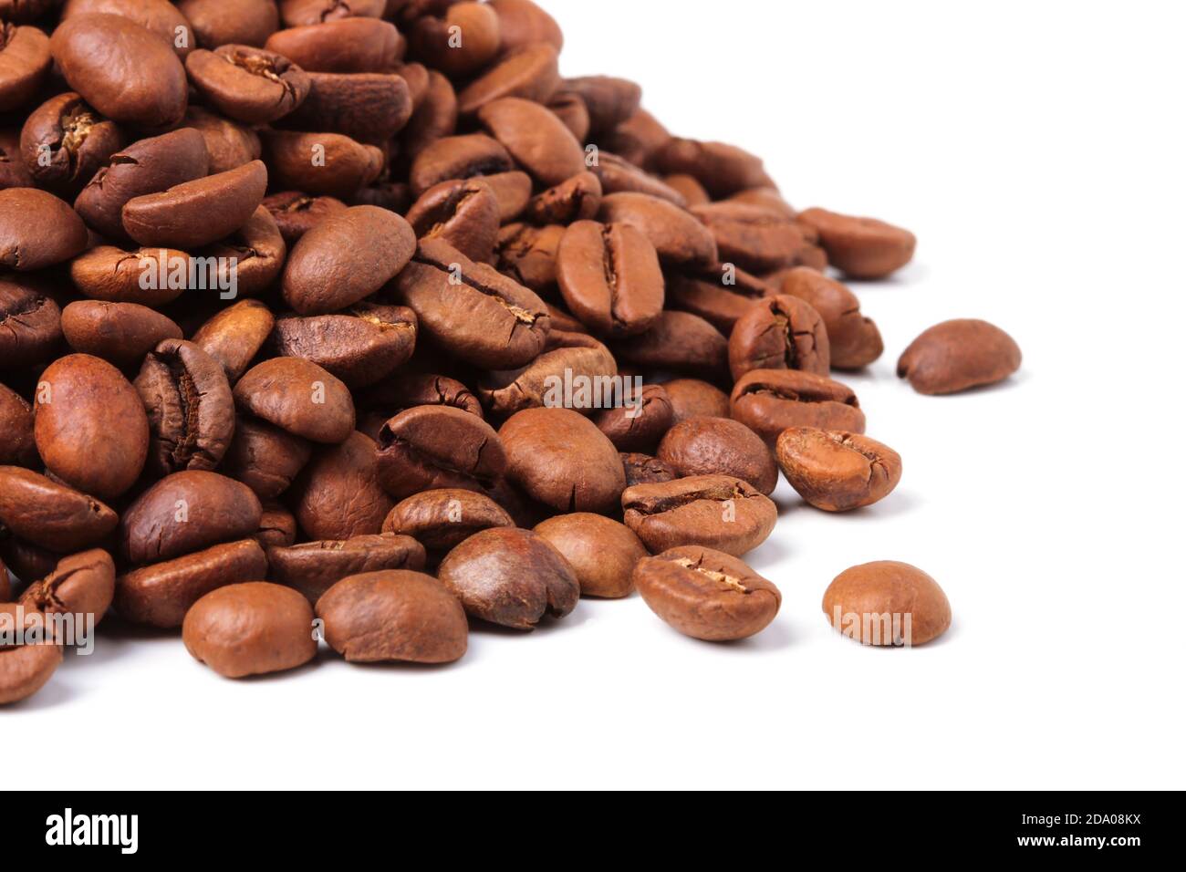 Eine Handvoll Kaffeebohnen aus der Nähe isoliert auf weißem Hintergrund Stockfoto