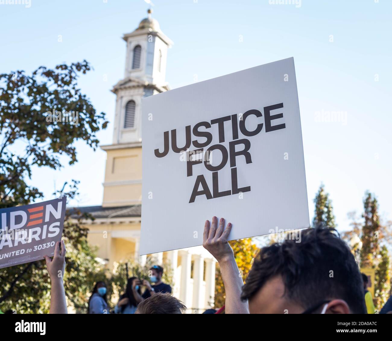 Menschen feiern die Präsidentschaftswahl von Joe Biden und Kamala Harris am Samstag, den 7. November 2020 in Washington, D.C. Stockfoto