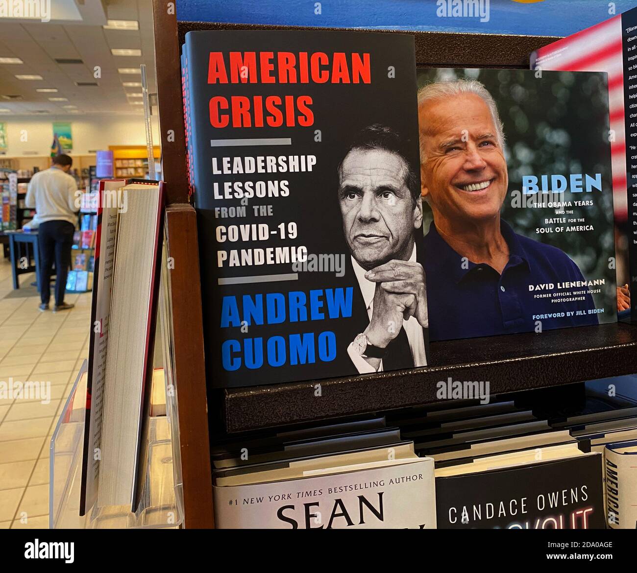 Mount Pleasant, Wisconsin, USA. November 2020. Bücher mit einem politischen Thema sind im Barnes & Noble Buchladen im Dorf Mount Pleasant, Wisconsin, am Sonntag, den 8. November 2020, am Morgen, nachdem der ehemalige Vizepräsident Joseph Biden zum Sieger der Präsidentschaftswahl 2020 erklärt wurde, erhältlich. (Bild: © Mark HertzbergZUMA Wire) Stockfoto