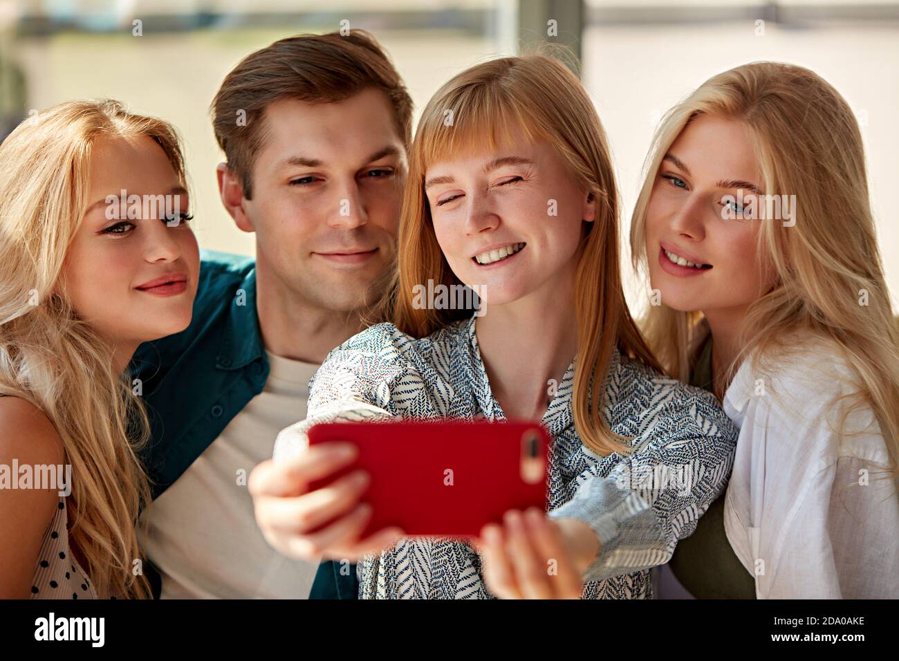 Überglücklich kaukasische Menschen posieren für Foto im Café zusammen, Selfie auf dem Smartphone nehmen, posieren für Foto im Café zusammen, Aufnahme Video für soziale Netzwerk, Spaß mit Freunden Stockfoto