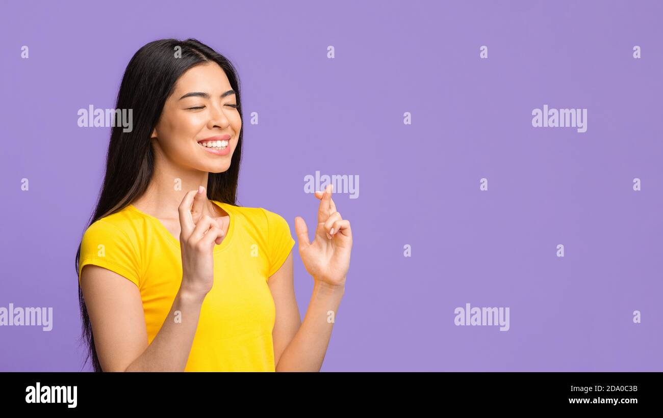 Wunsch War Hoch Geschätzt. Junge Asiatische Lady Crossing Finger, Betteln Um Glück Stockfoto