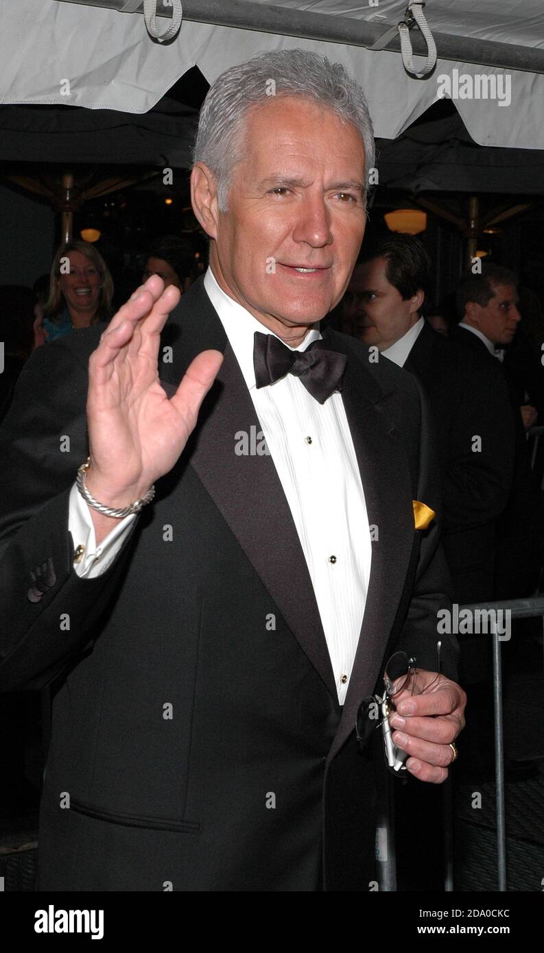 08. November 2020 - Langjährige ''Jeopardy!'' Gastgeber Alex Trebek, starb am Sonntag im Alter von 80 Jahren nach einem Kampf mit Bauchspeicheldrüsenkrebs. Datei Foto: 20 Mai 2005 - New York, New York - Alex Trebek von Jeopardy kommt bei den 2005 Daytime Emmys in der Radio City Music Hall in New York City an. (Bild: © Patti Ouderkirk/AdMedia über ZUMA Wire) Stockfoto