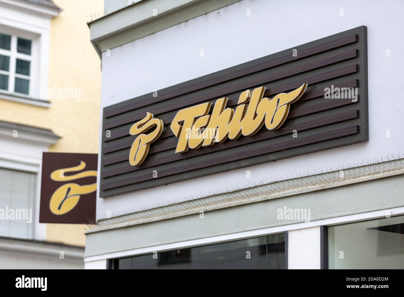 PASSAU / DEUTSCHLAND - 8. NOVEMBER 2020: Tchibo Niederlassung. Tchibo ist  eine deutsche Kette von Kaffeehäusern und Cafés, die für ihr Sortiment an  nicht-Kaffee-Produkten bekannt ist Stockfotografie - Alamy