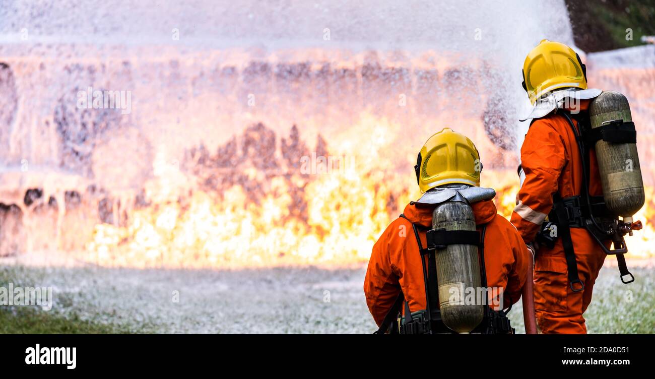 Panorama-Feuerwehrmann mit chemischen Schaum Feuerlöscher zur Bekämpfung mit der Feuerflamme von Öltanker LKW Unfall. Die Sicherheit der Feuerwehrleute war eine Enttäuschung Stockfoto