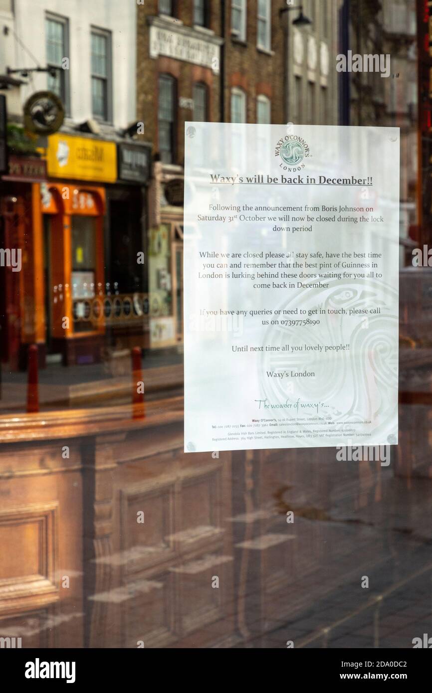 Hinweisschild am Fenster von Waxy O'Connor's Pub, geschlossen während der zweiten nationalen Sperre, London, 7. November 2020 Stockfoto