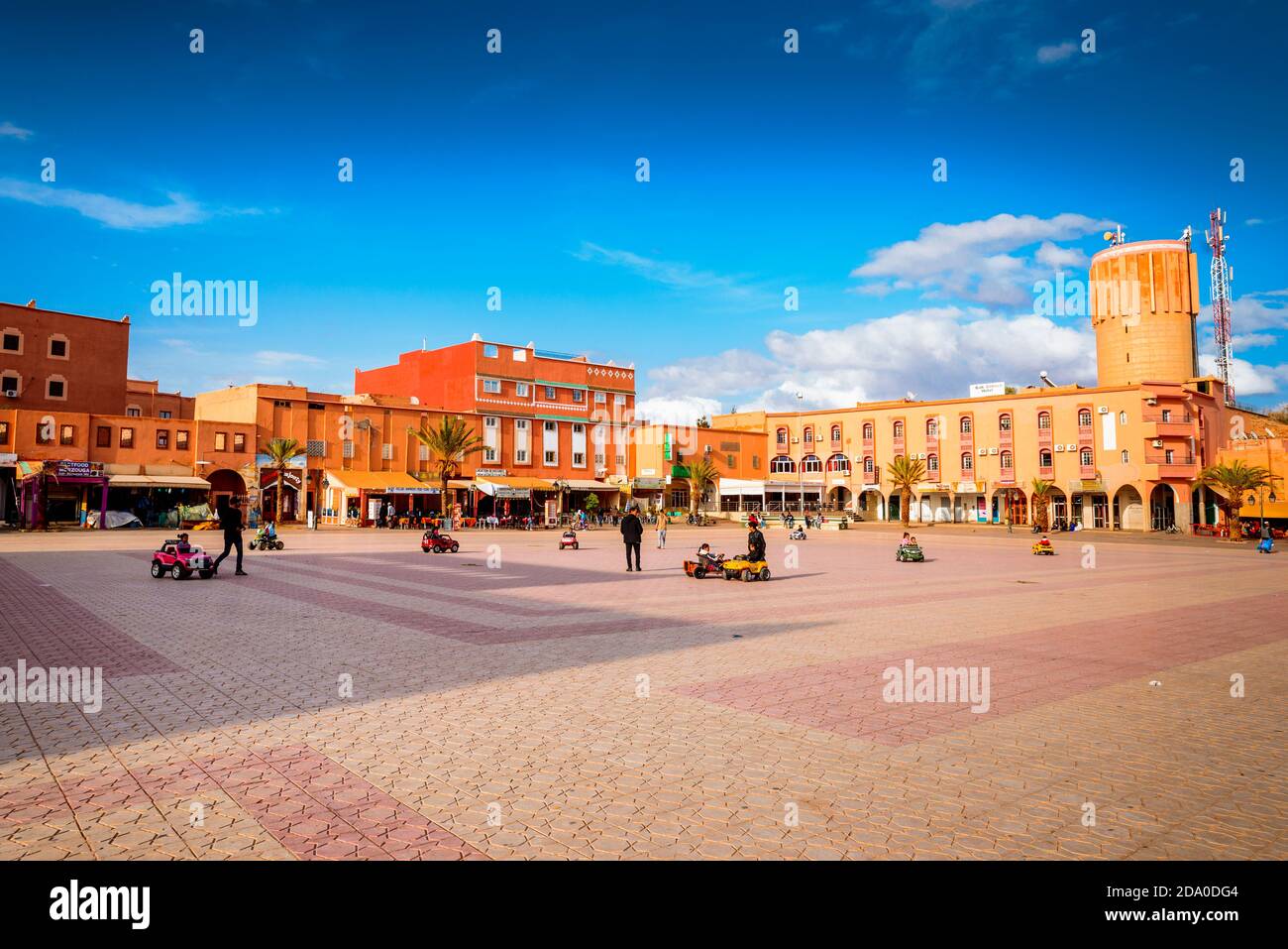 Der belebte Platz Al-Mouahidine am Nachmittag. Ouarzazate, Drâa-Tafilalet, Marokko, Nordafrika Stockfoto