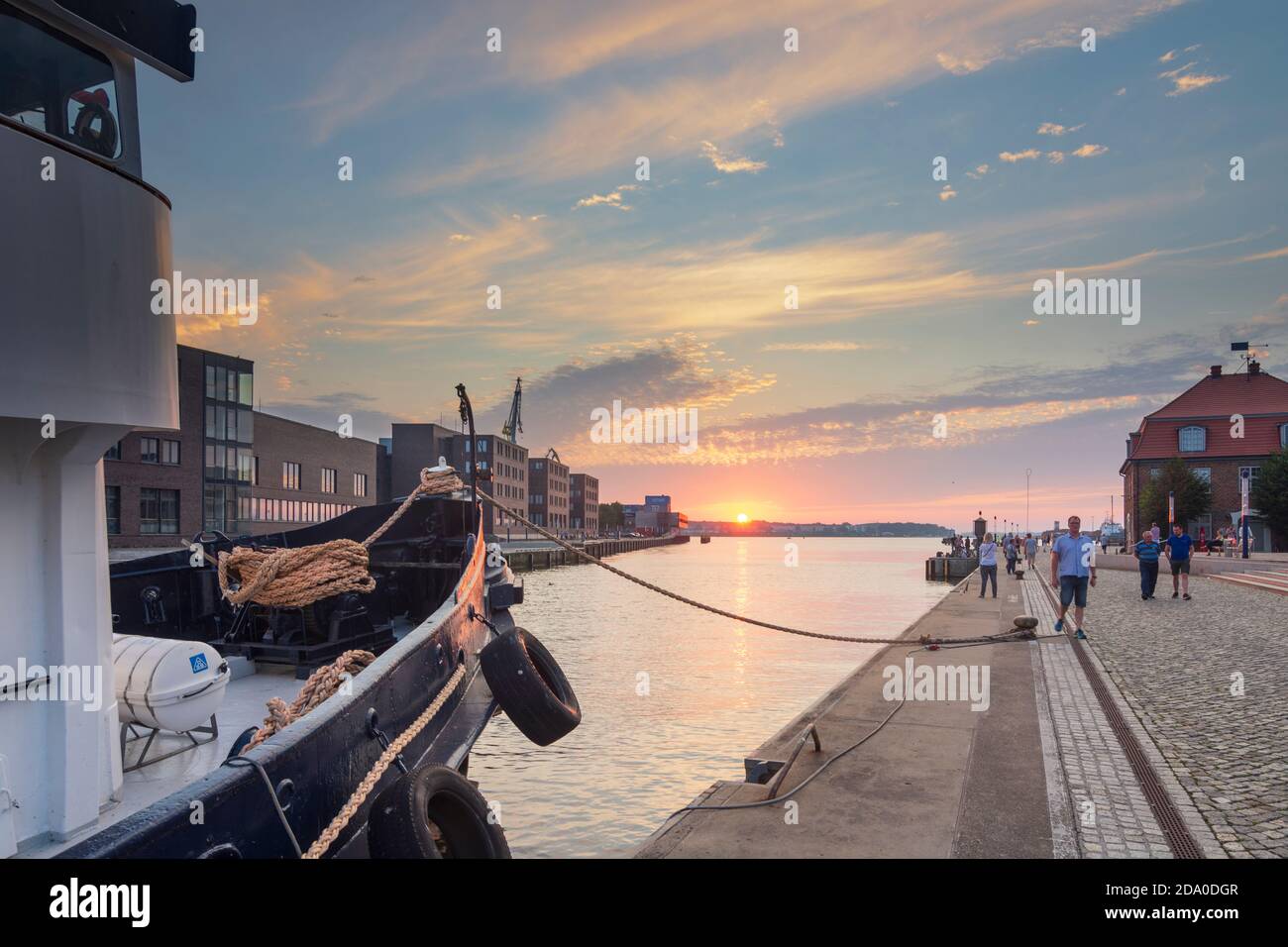 Wismar: Alter Hafen, Schiff, Kai, Sonnenuntergang, Ostsee, Mecklenburg-Vorpommern, Deutschland Stockfoto