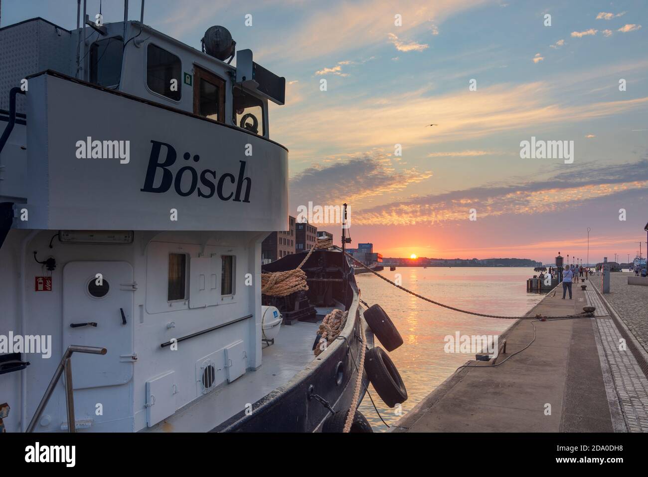 Wismar: Alter Hafen, Schiff, Kai, Sonnenuntergang, Ostsee, Mecklenburg-Vorpommern, Deutschland Stockfoto