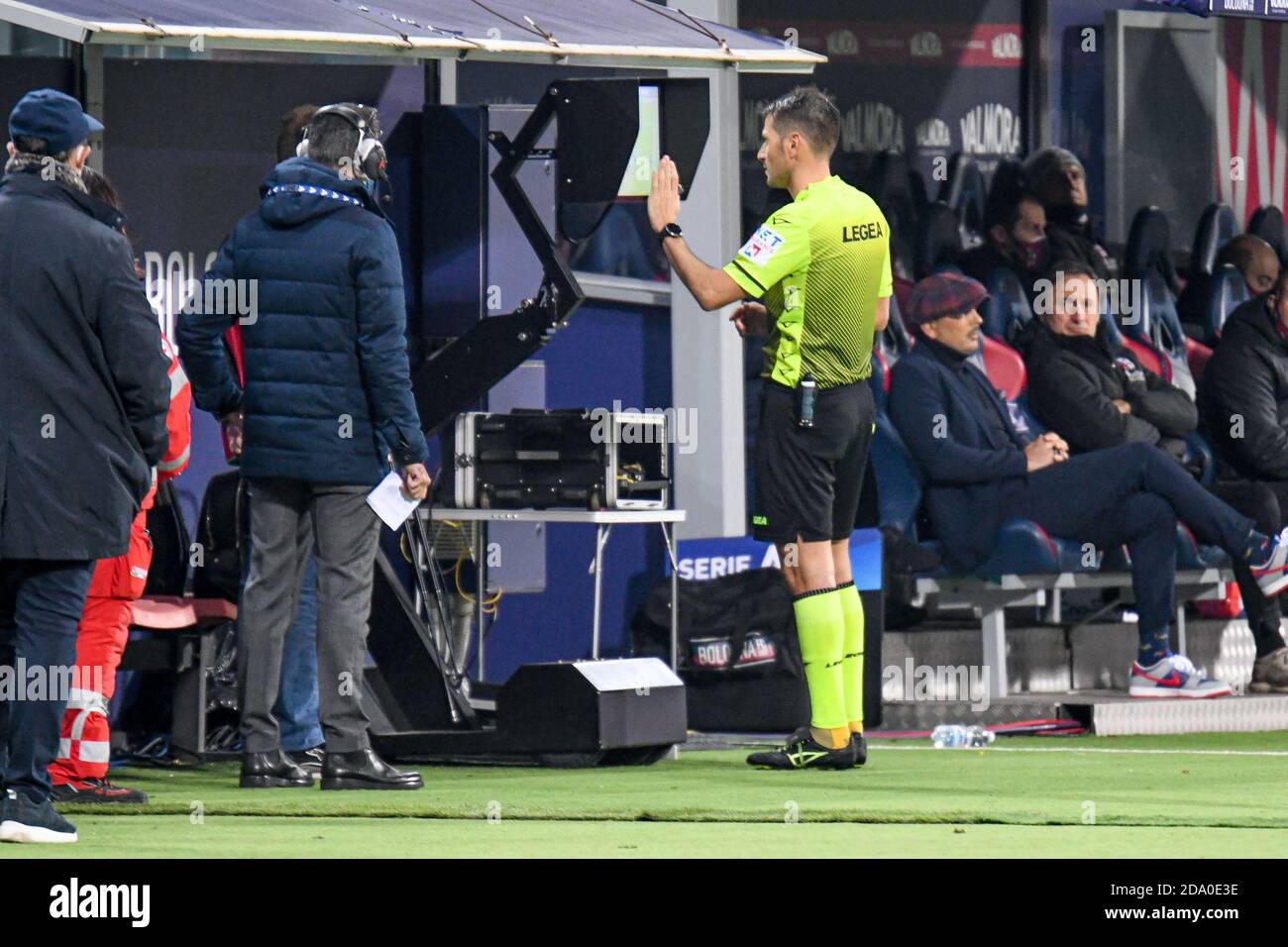 Dall'Ara Stadion, Bologna, Italien, 08 Nov 2020, der Schiedsrichter des Spiels Fabrizio Pasqua auf VAR während Bologna Calcio vs SSC Napoli, Italienische Fußball Serie A Spiel - Photo LM/Ettore Griffoni Stockfoto