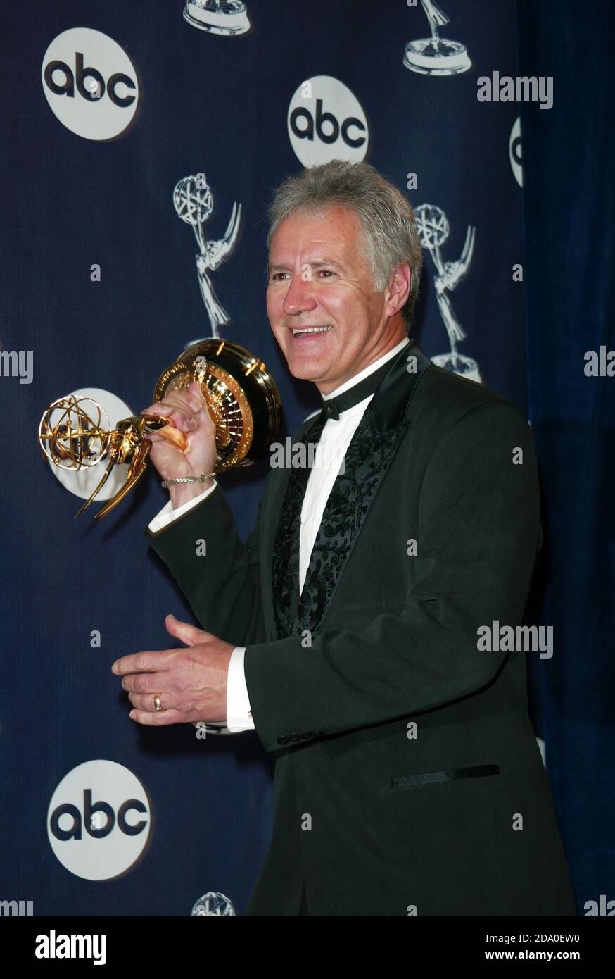 **DATEI FOTO** Alex Trebek ist verstorben. Alex Trebek (Gewinner - hervorragender Moderator der Game Show) nimmt an den 30. Jährlichen Daytime EMMY AWARDS in der Radio City Music Hall, New York City Teil. 16. Mai 2003 Quelle: Walter McBride/MediaPunch Stockfoto