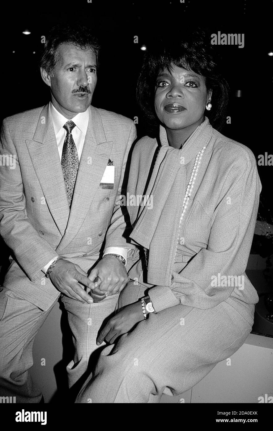 **DATEI FOTO** Alex Trebek ist verstorben. Oprah Winfrey und Alex Trebek bei der N.A.T.P.E. TV Convention in New Orleans. Januar 1990 Credit: Walter McBride/MediaPunch Stockfoto