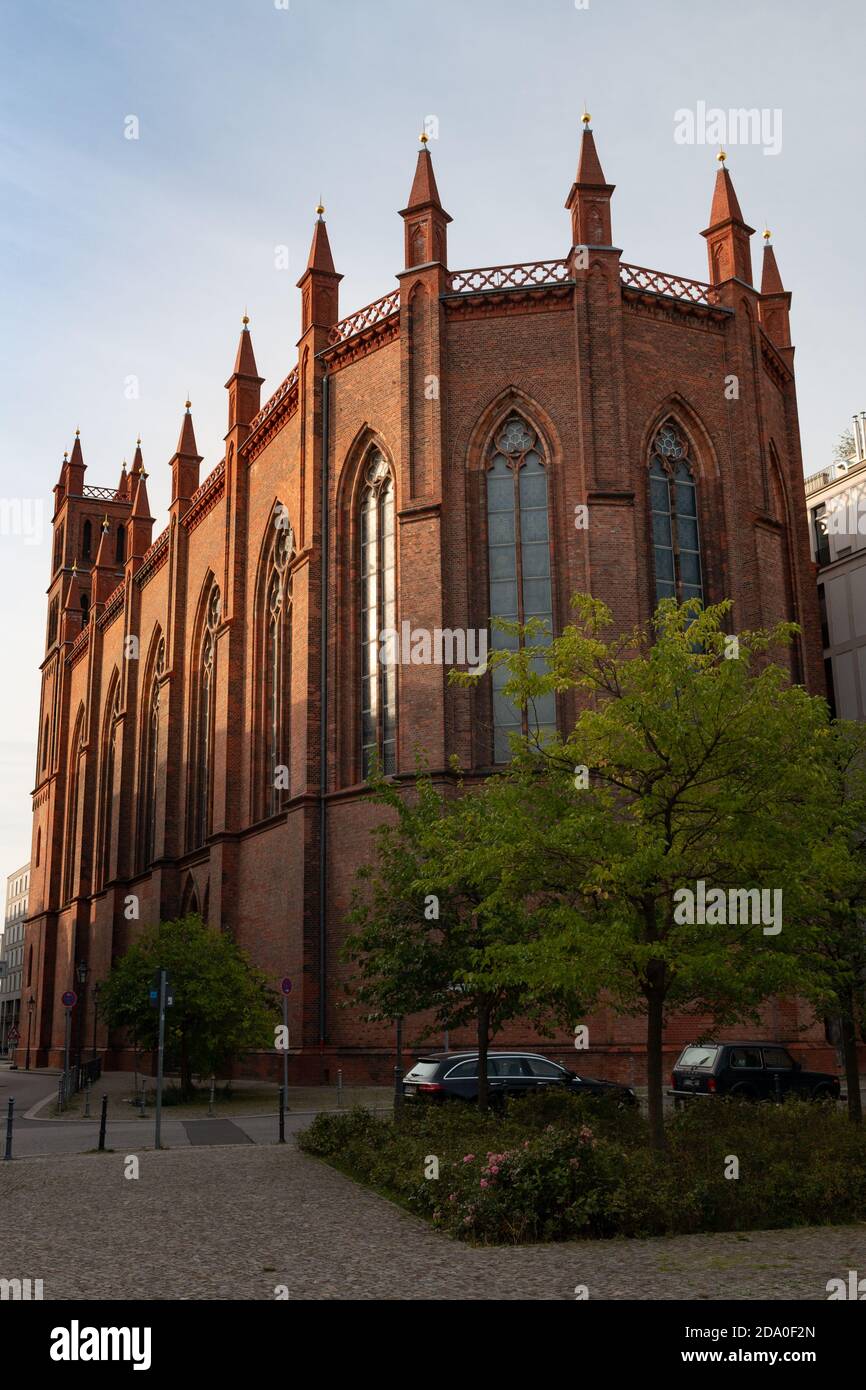 Die neugotische Friedrichswerderkirche in Berlin wird heute als Ausstellungsraum für die Staatlichen Museen Berlin genutzt. Stockfoto