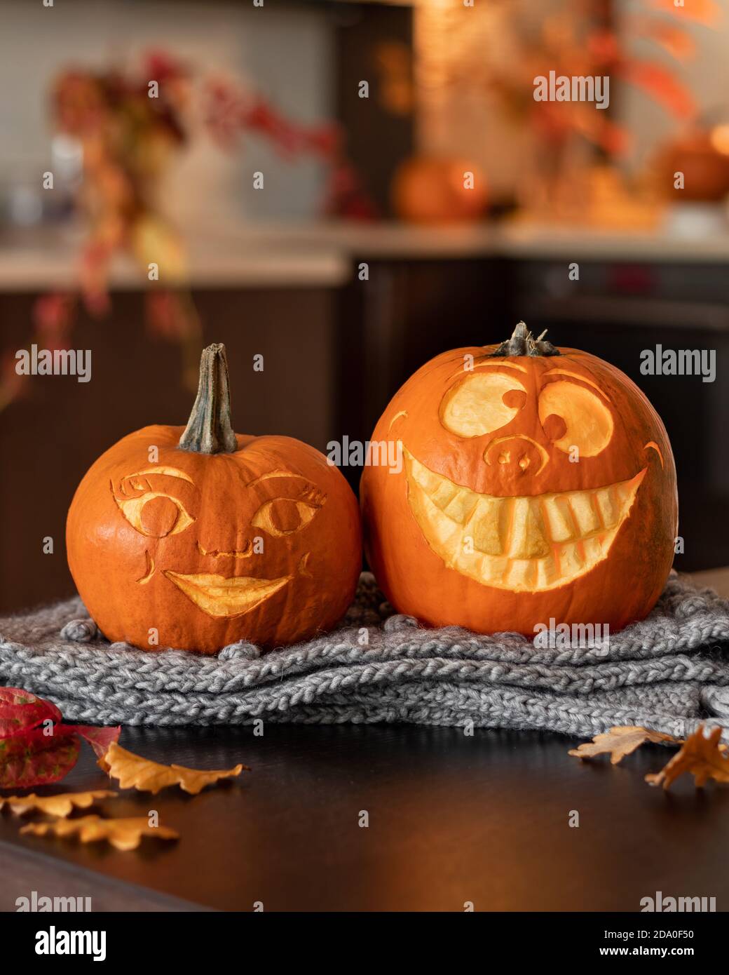 Zwei lustige Halloween Kürbisse auf einem Tisch, drinnen Stockfoto