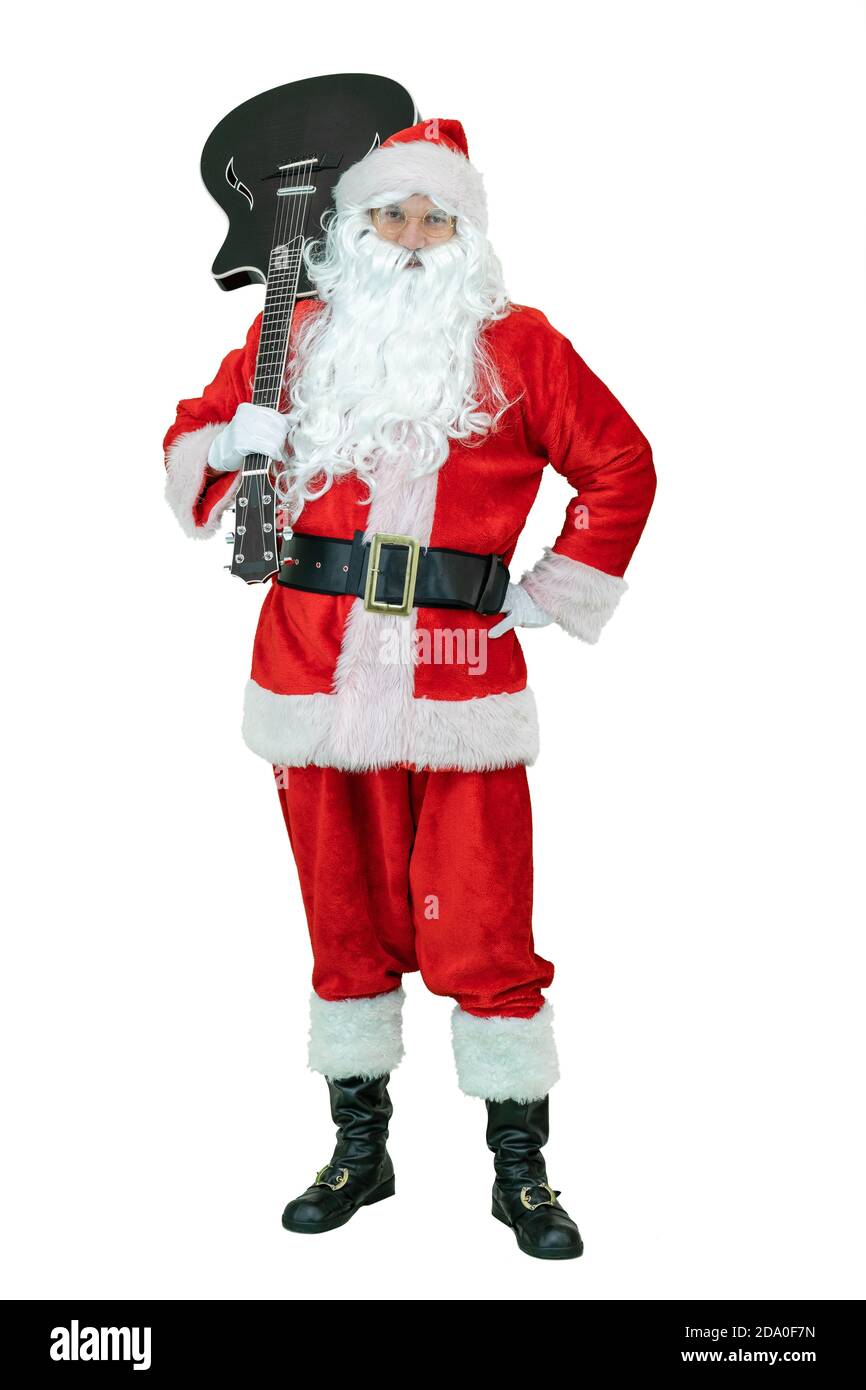 Santa hält Gitarre auf der Schulter, lächelt. Santa Claus guitarist hält akustische Gitarre auf weißem Hintergrund. Weihnachten steht bevor Stockfoto