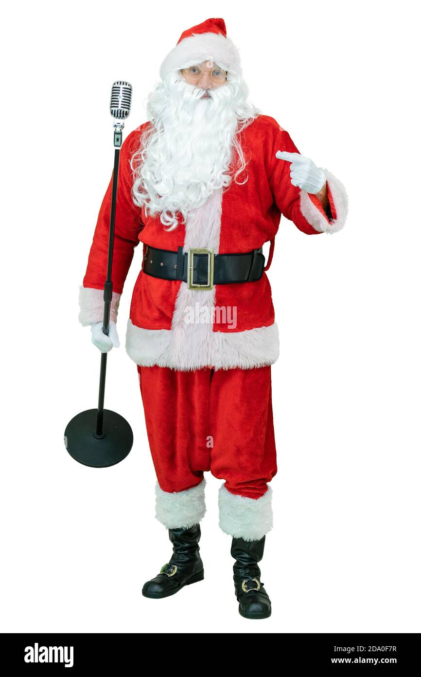 Santa hält Retro-Mikrofon, singt Lied, zeigt Zeigefinger. Santa Claus singt zu klassischen Vintage-Mikrofon, zeigt Finger auf weißem Hintergrund Stockfoto