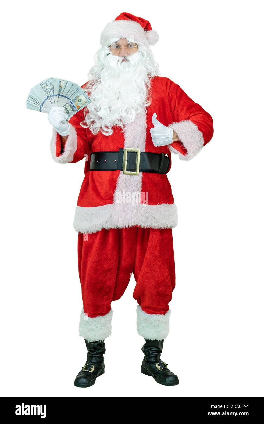 Santa hält Fan von Dollar Geld, zeigt Daumen Finger nach oben. Der Weihnachtsmann hält Dollargeldscheine und zeigt den Finger auf weißem Hintergrund. Weihnachten Stockfoto