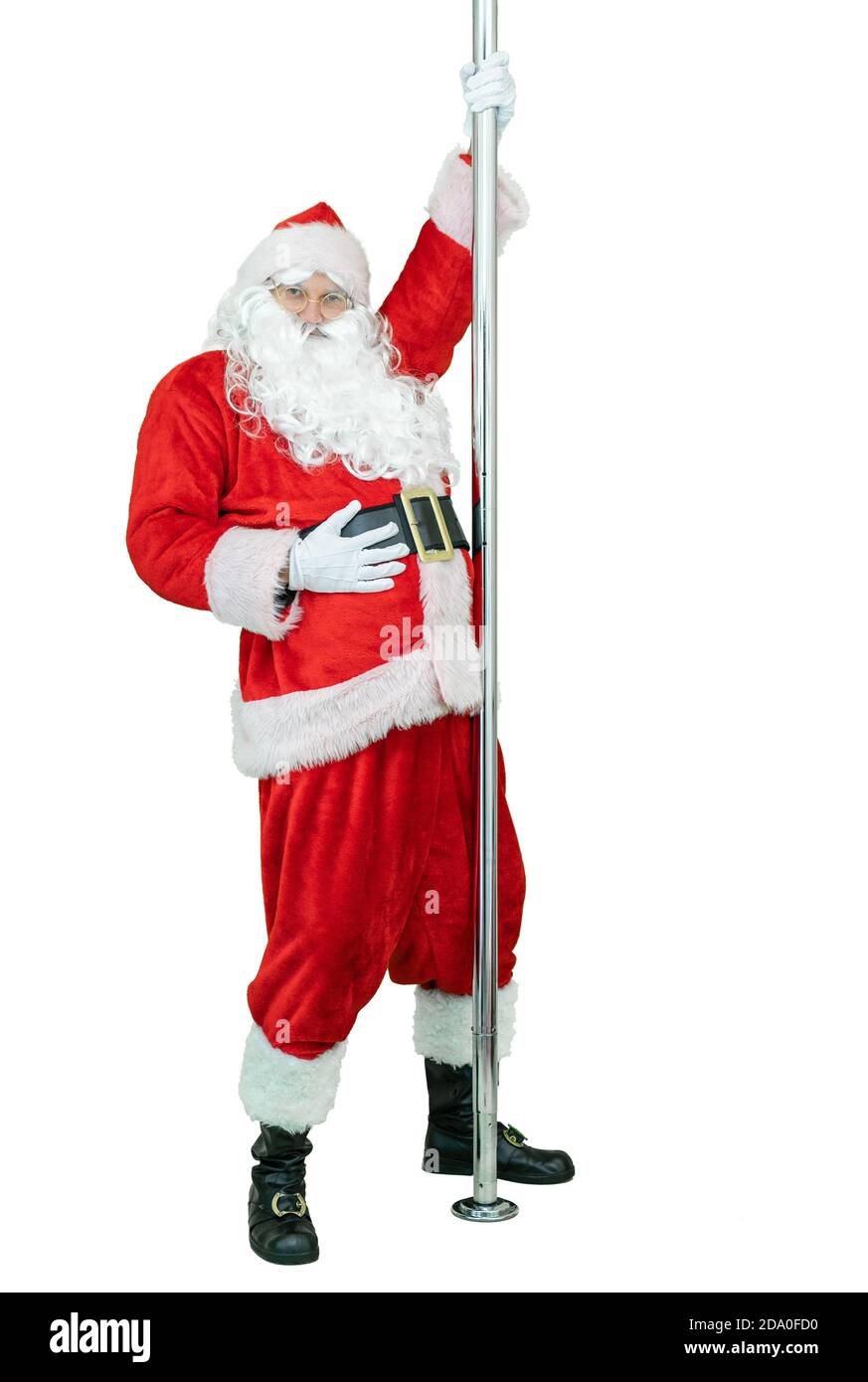 Der Weihnachtsmann ist Pole Dancer und tanzt mit Pylon. Lustige Santa Claus tanzt mit Stange auf weißem Hintergrund. Weihnachten steht bevor Stockfoto