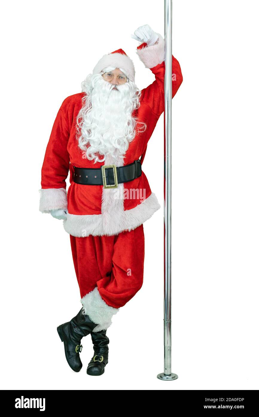 Der Weihnachtsmann ist Pole Dancer und lehnt sich an einen Mast. Lächelnder Weihnachtsmann tanzt mit Stange auf weißem Hintergrund. Weihnachten steht bevor Stockfoto