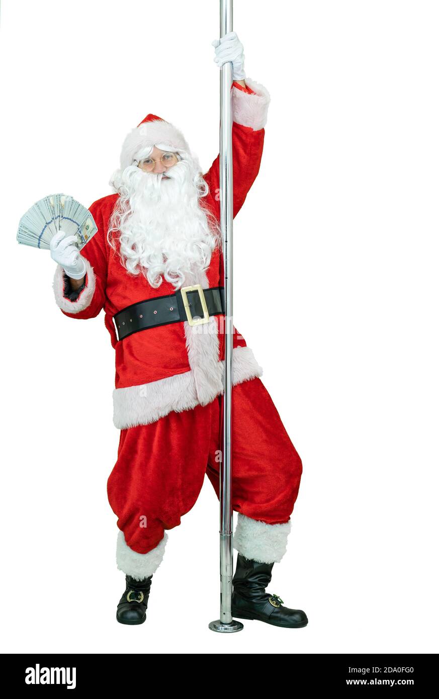 Santa ist Pole Dancer, hält Fan von Dollar Geldscheine. Der Weihnachtsmann tanzt mit Stange auf weißem Hintergrund. Weihnachten steht bevor Stockfoto