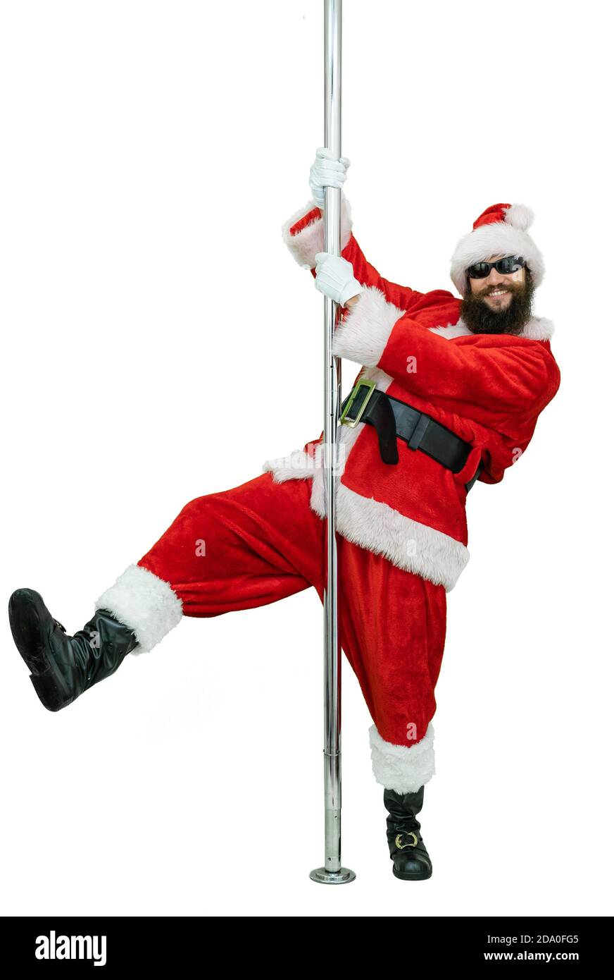 Der Weihnachtsmann ist Pole Dancer. Lustvolle arabische junge Weihnachtsmann mit schwarzem Bart tanzt mit Stange auf weißem Hintergrund Stockfoto