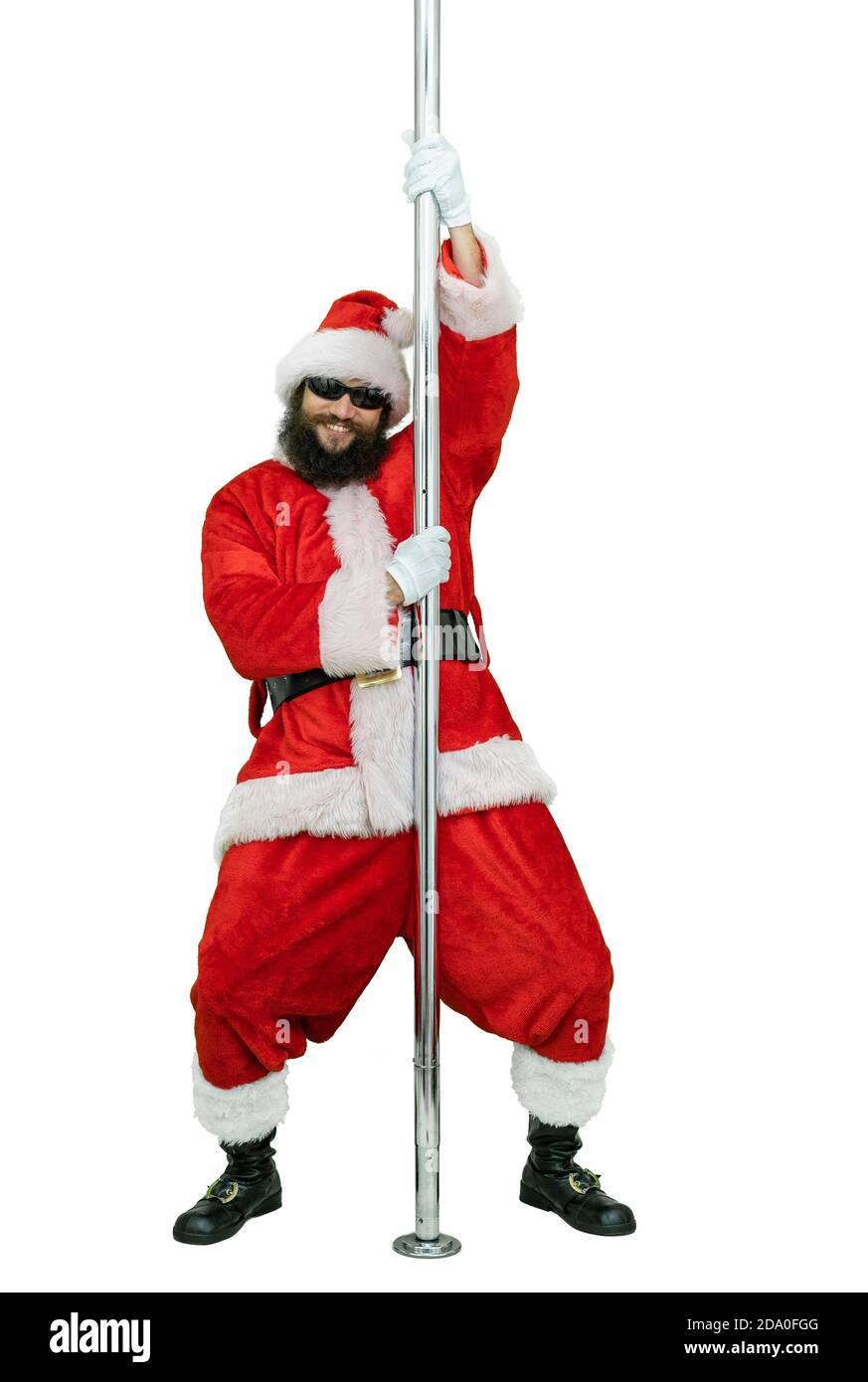 Der Weihnachtsmann ist Pole Dancer. Lustvolle arabische junge Weihnachtsmann mit schwarzem Bart tanzt mit Stange auf weißem Hintergrund Stockfoto