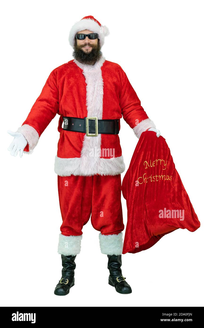 Weihnachtsmann mit Geschenken Sack. Arabischer junger Weihnachtsmann mit schwarzem Bart hält Geschenktüte auf weißem Hintergrund. Weihnachten steht bevor Stockfoto
