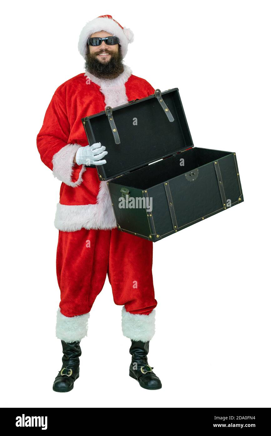 Weihnachtsmann mit leerer Brust oder Geschenkbox. Arabischer junger Weihnachtsmann mit schwarzem Bart hält Brust auf weißem Hintergrund. Weihnachten steht bevor Stockfoto