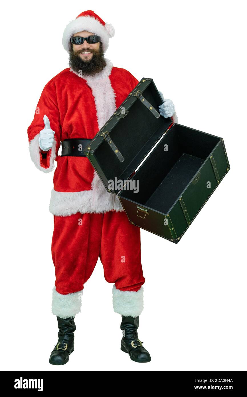 Weihnachtsmann mit schwarzem Bart hält Brust auf weißem Hintergrund. Weihnachtsmann mit leerer Brust oder Geschenkbox Stockfoto