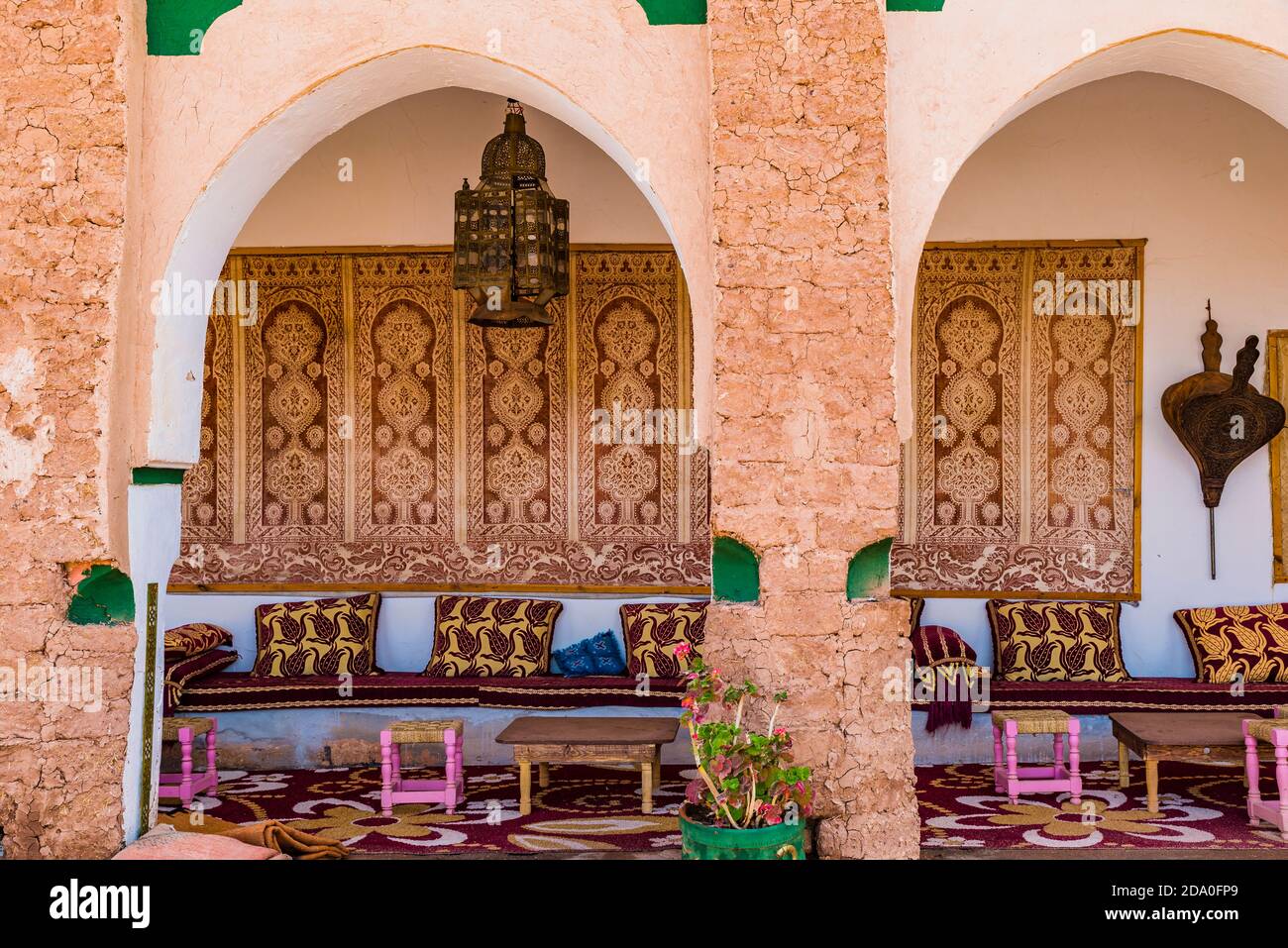 Der Hof der Kasbah von Tifoultoute ist eine Kasbah in der Provinz Ouarzazate, Marokko, 8 Kilometer westlich der Stadt Ouarzazate. Diese Festung belo Stockfoto