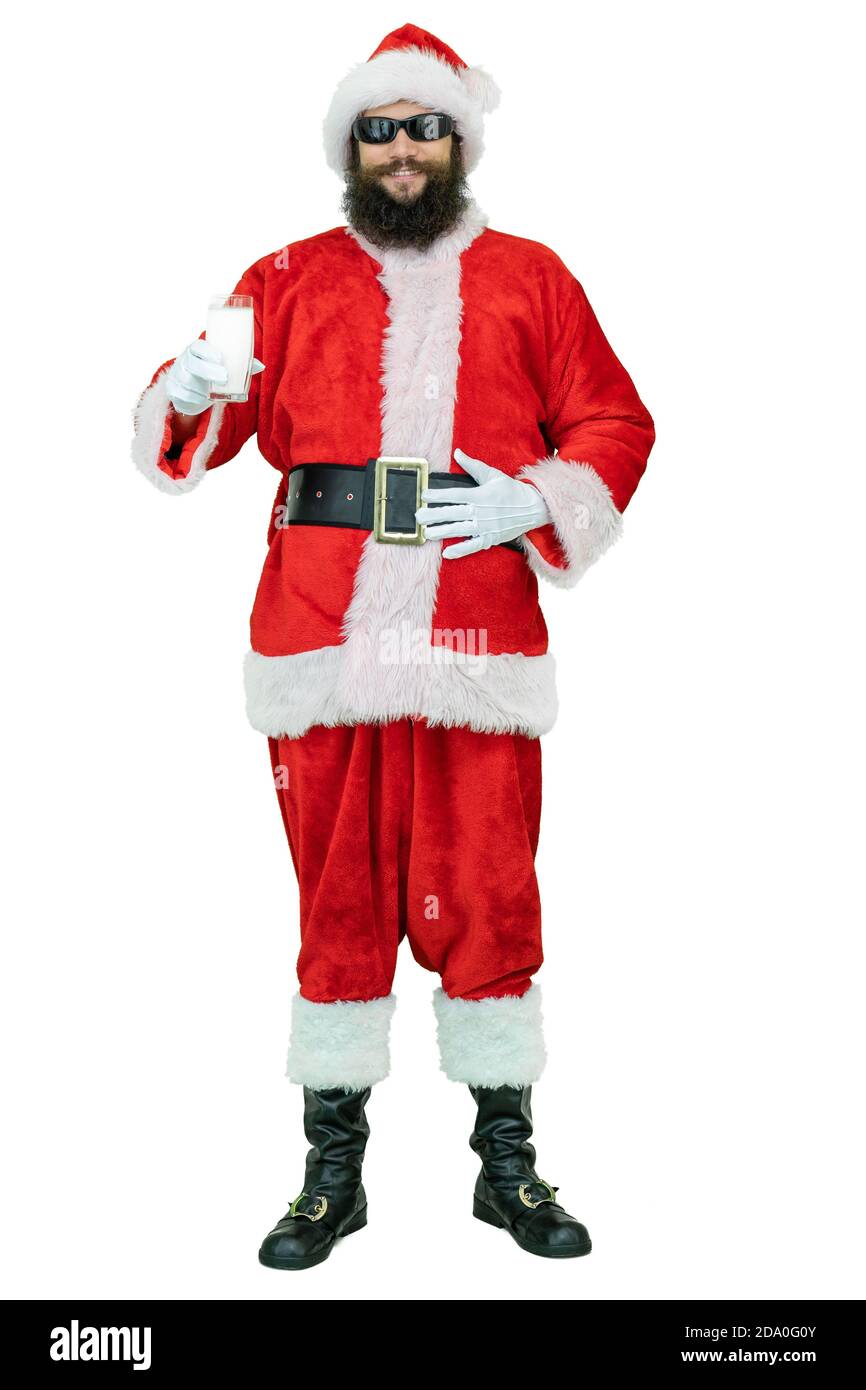 Arabischer Weihnachtsmann mit schwarzem Bart hält Milchglas. Der Weihnachtsmann hält ein Glas Milch auf weißem Hintergrund. Weihnachten steht bevor Stockfoto