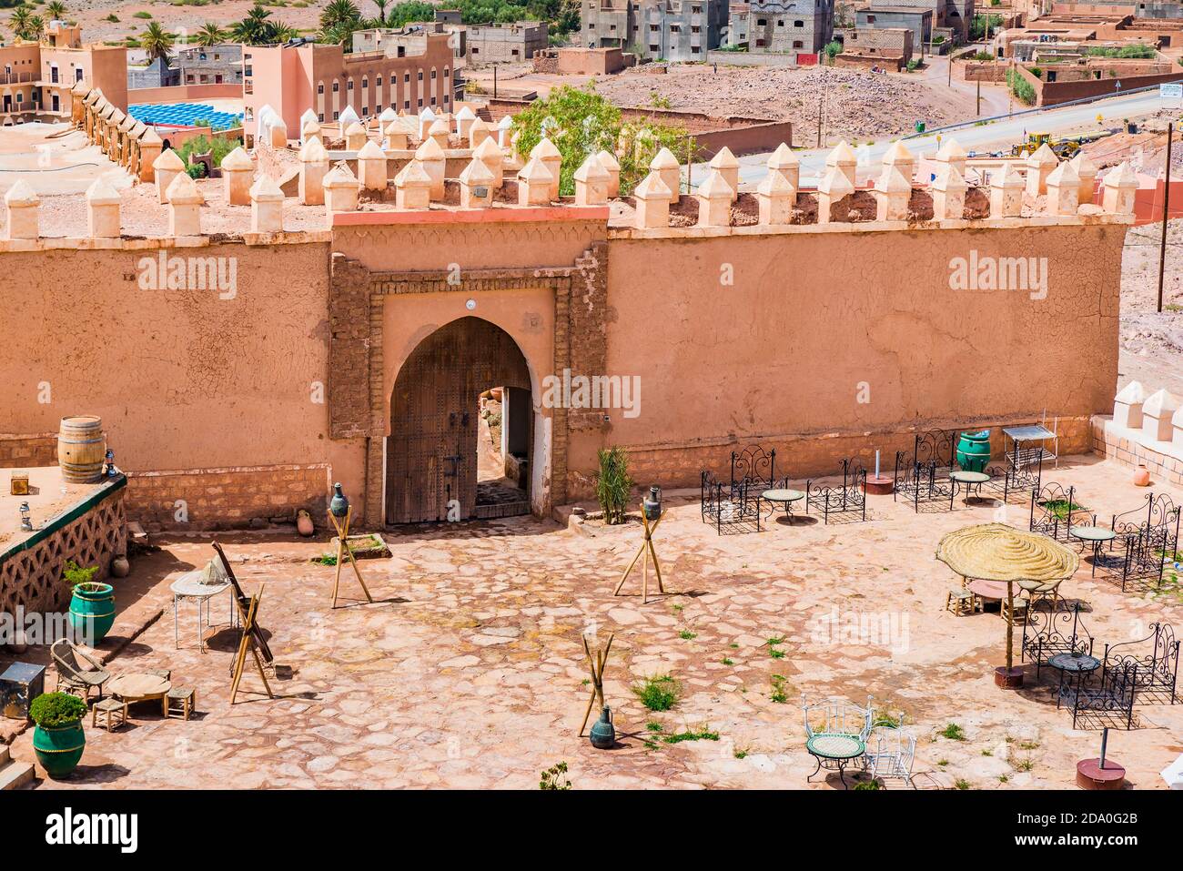 Der Hof der Kasbah von Tifoultoute ist eine Kasbah in der Provinz Ouarzazate, Marokko, 8 Kilometer westlich der Stadt Ouarzazate. Diese Festung belo Stockfoto