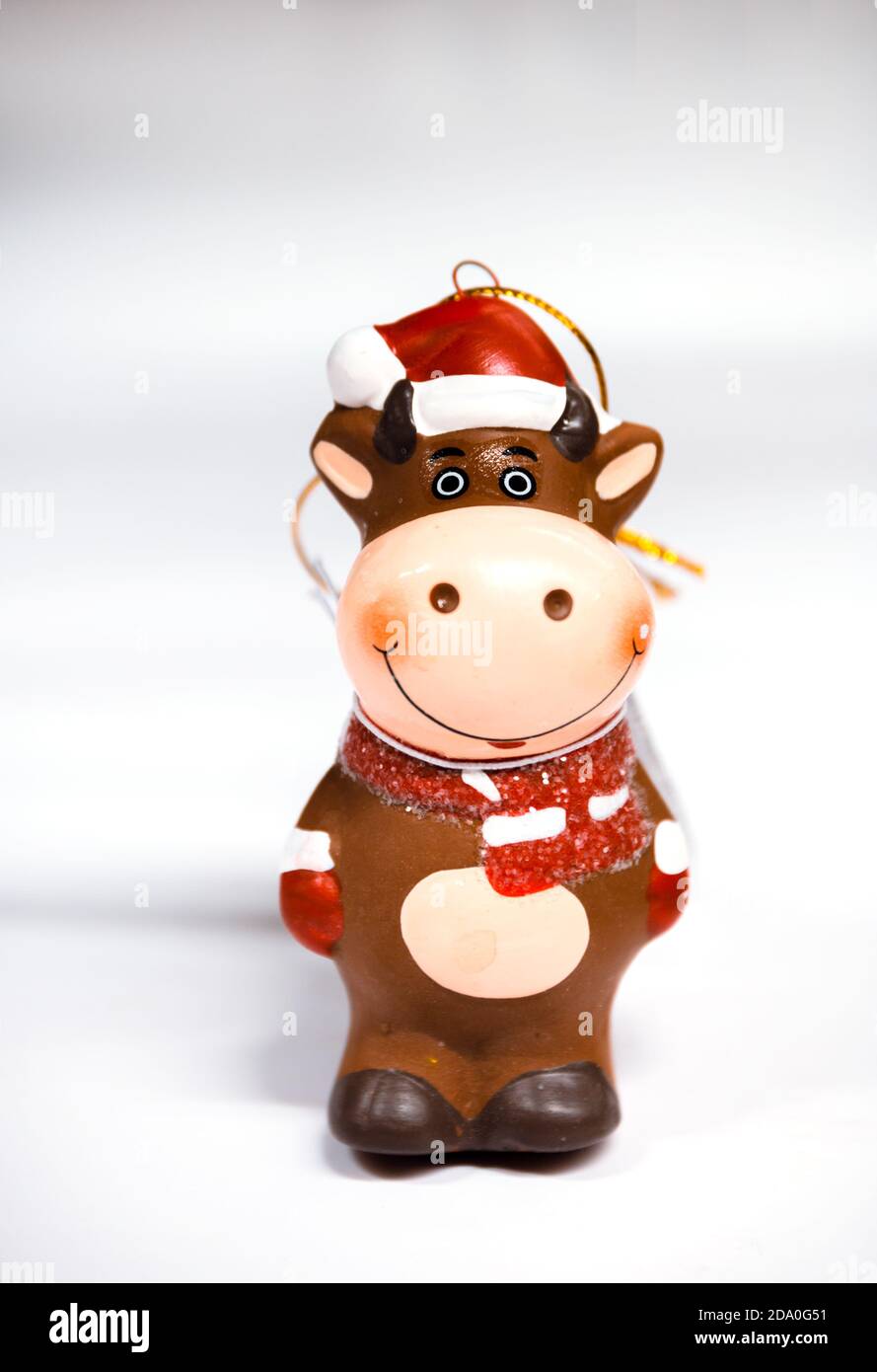 Weihnachtsbaum Spielzeug Stier Symbol des neuen Jahres 2021. Chinesisches Neujahr 2021 Jahr der Bulle, auf weißem Hintergrund. Selektiver Fokus. Stockfoto