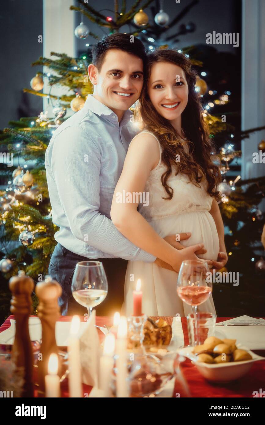 Paar feiert Weihnachten, die Frau ist schwanger Stockfoto
