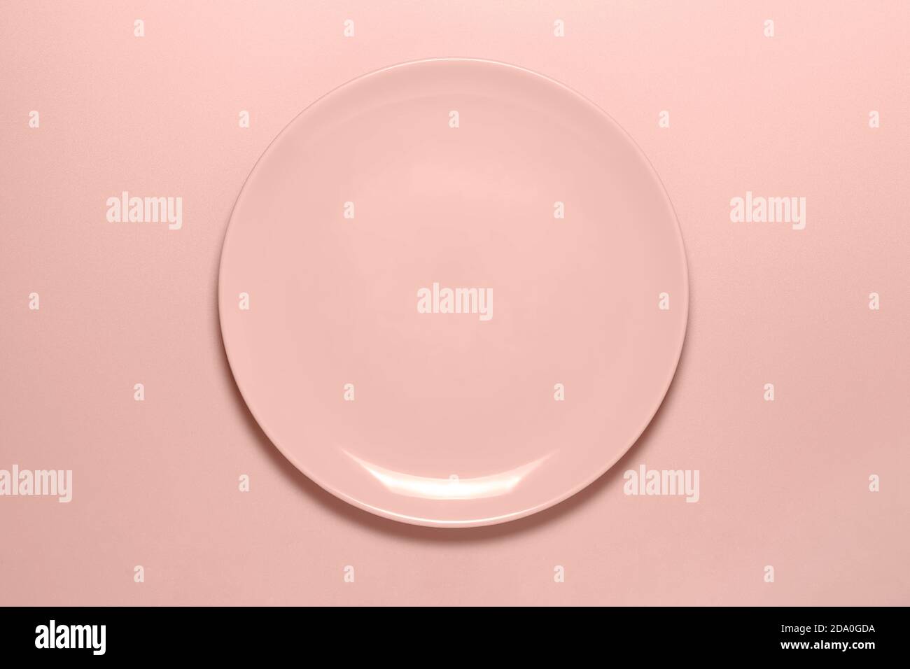 Leere Schale auf farblich passender Oberfläche, Draufsicht Stockfoto