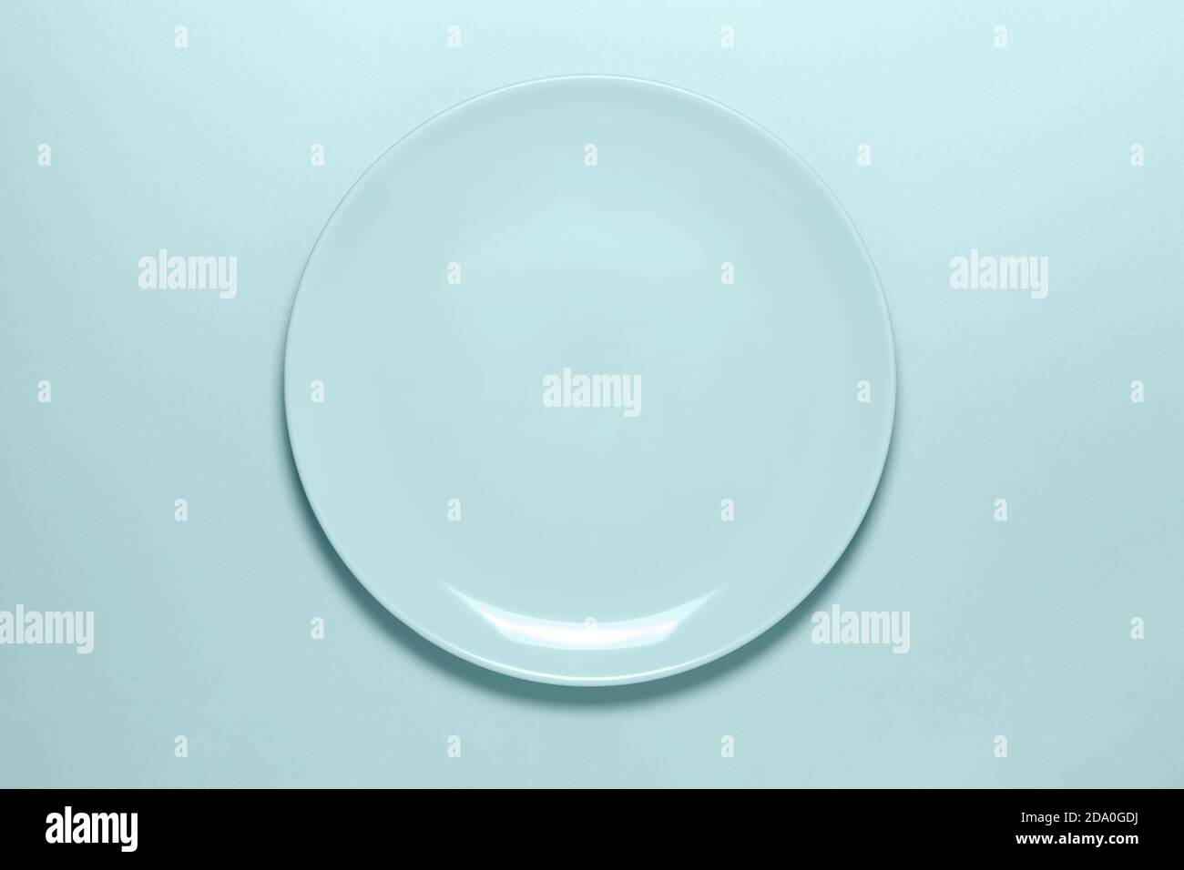 Leere Schale auf farblich passender Oberfläche, Draufsicht Stockfoto