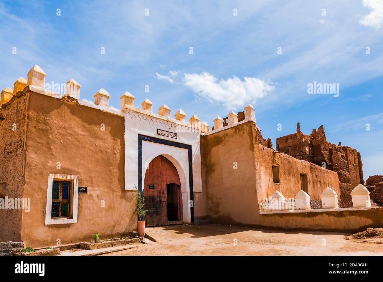 Tor zur Festung.die Kasbah von Tifoultoute ist eine Kasbah in der Provinz Ouarzazate. Diese Festung gehörte der Familie von Thami El Glaoui, Pascha o Stockfoto