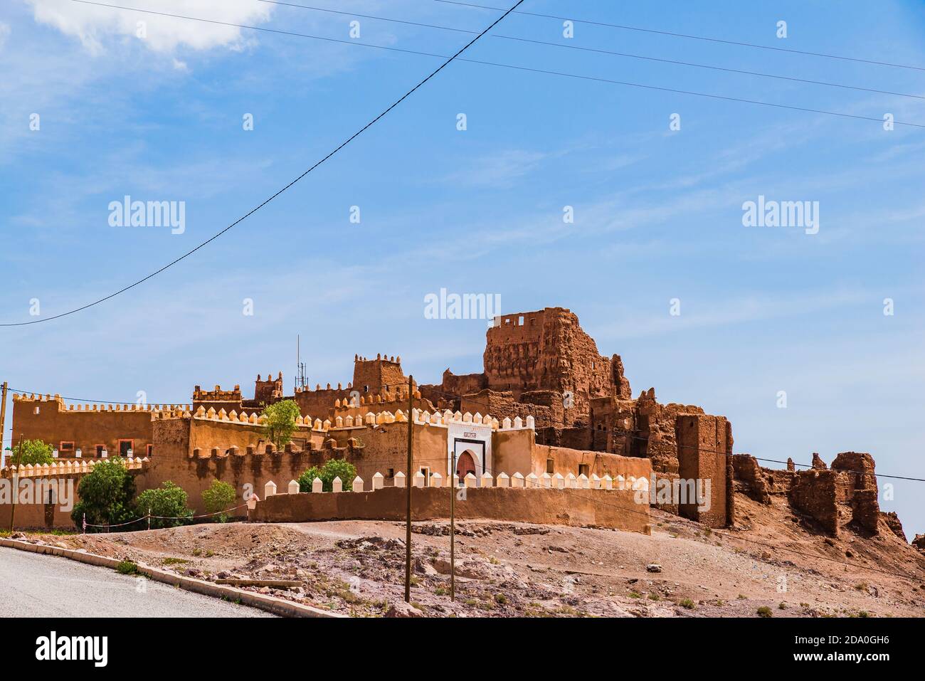 Die Kasbah von Tifoultoute ist eine Kasbah in der Provinz Ouarzazate, Marokko, die 8 Kilometer westlich der Stadt Ouarzazate liegt. Diese Festung gehörte zu t Stockfoto