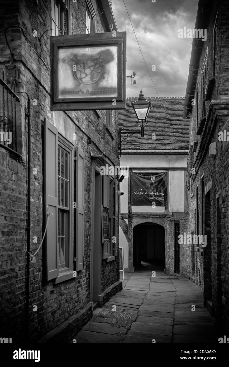 Coffee Yard, einer der berühmten Snickleways von York. Ein alter Durchgang liegt zwischen zwei Gebäuden zu einem Eingang mit einem Schild darüber. Stockfoto