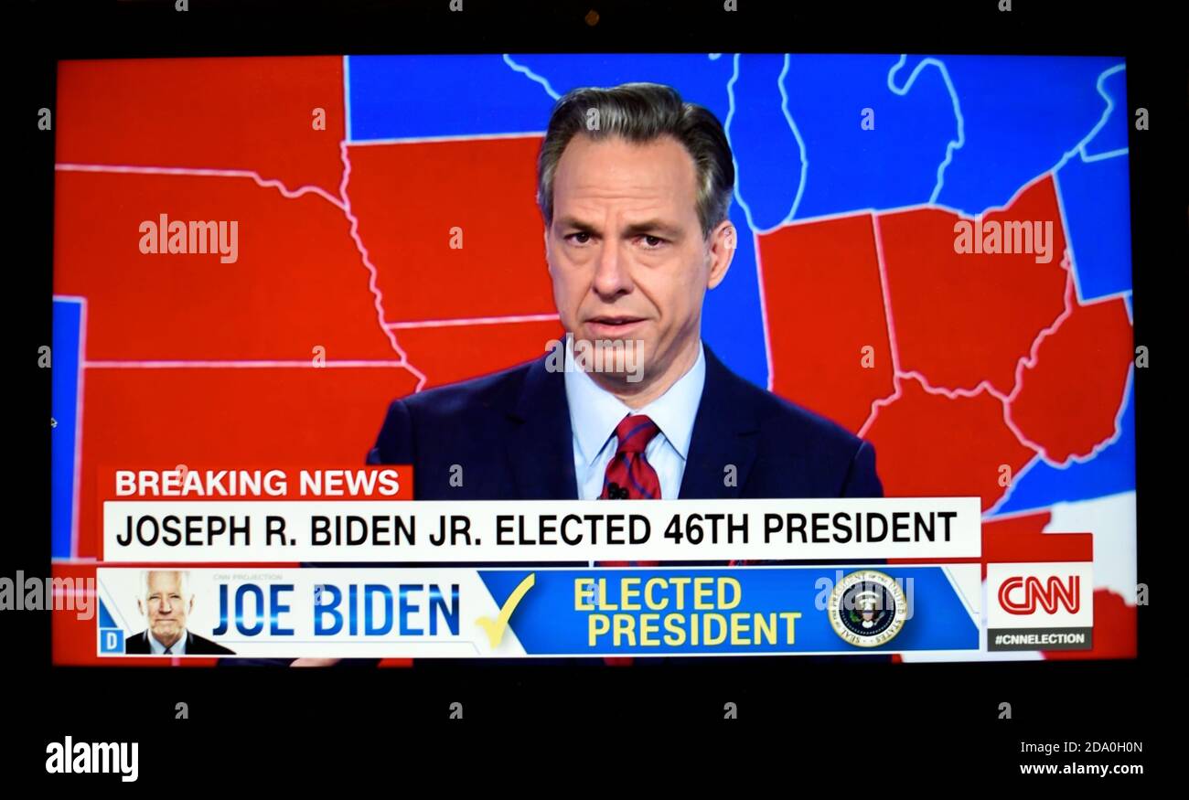 Ein TV-Bildschirm Grab von CNN Anker Jake Tapper berichtet, dass Joe Biden wurde delcared der Gewinner der US-Präsidentschaftswahl 2020. Stockfoto