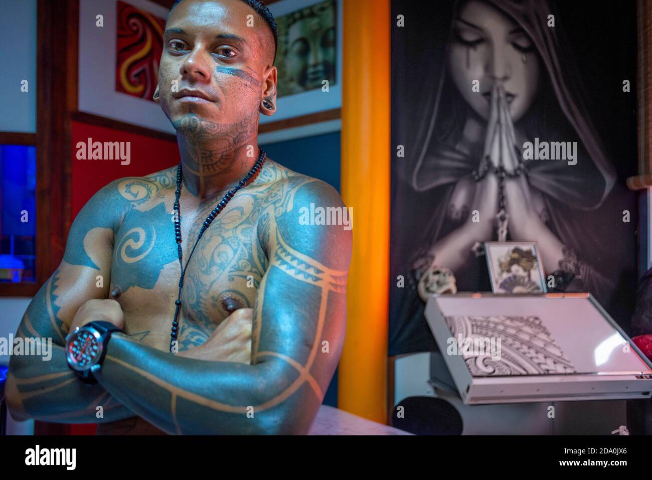 Tahiti Tattoo-Shop in Papeete Stadt. Tahiti, Französisch-Polynesien, Hafen von Papeete, Tahiti Nui, Gesellschaftsinseln, Französisch-Polynesien, Südpazifik. Stockfoto