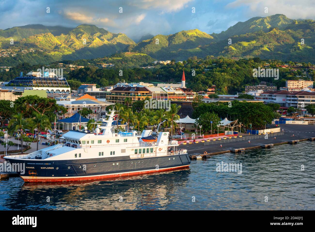 Hanse Explorer dockte im Hafen von Papeete an. Tahiti, Französisch-Polynesien, Hafen von Papeete, Tahiti Nui, Gesellschaftsinseln, Französisch-Polynesien, Südpazifik. Stockfoto