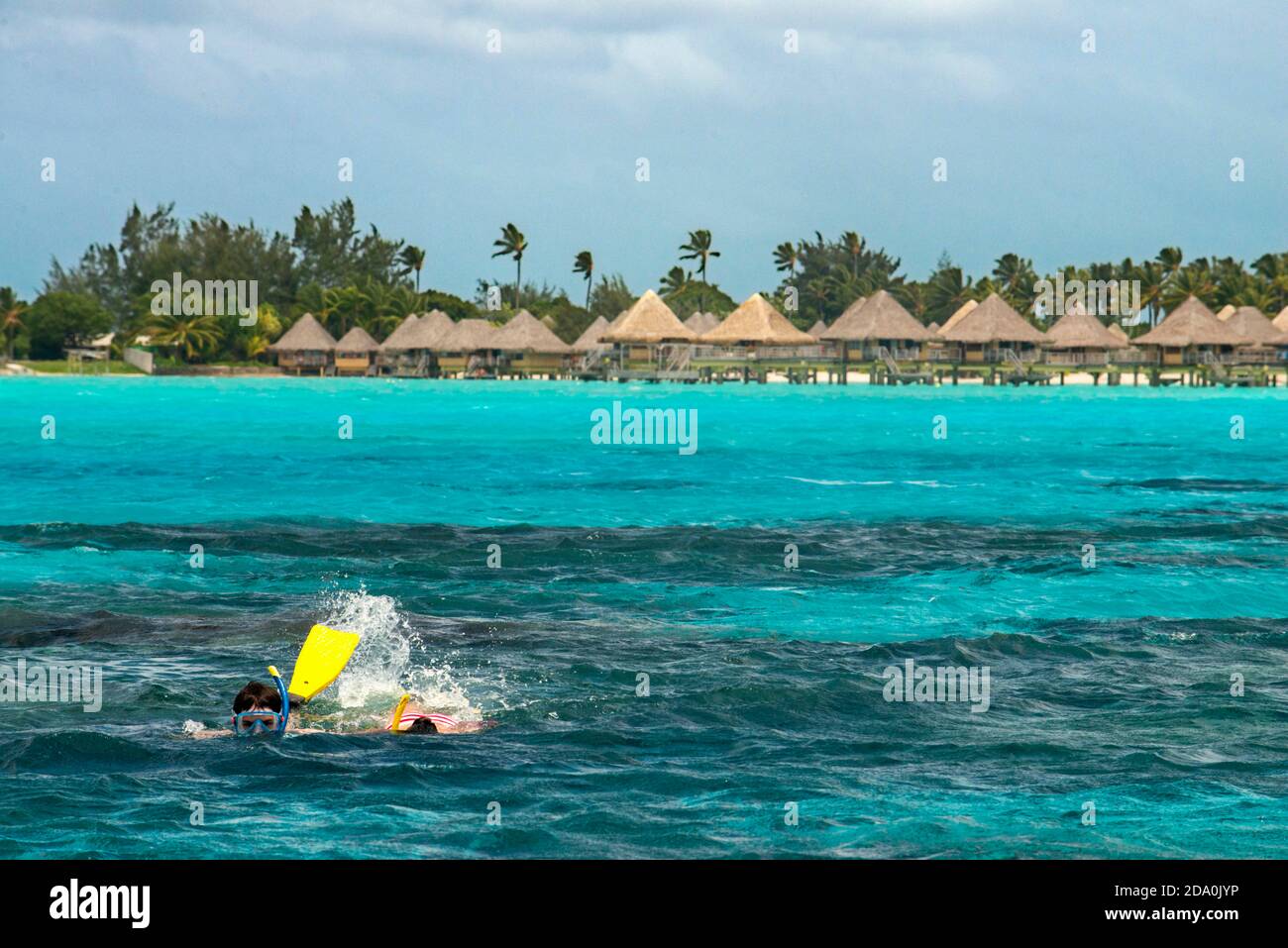 Tauchen Sie vor den Overwater Bungalows des Hilton Bora Bora Nui Resort Hotel auf Bora Bora Island Stockfoto
