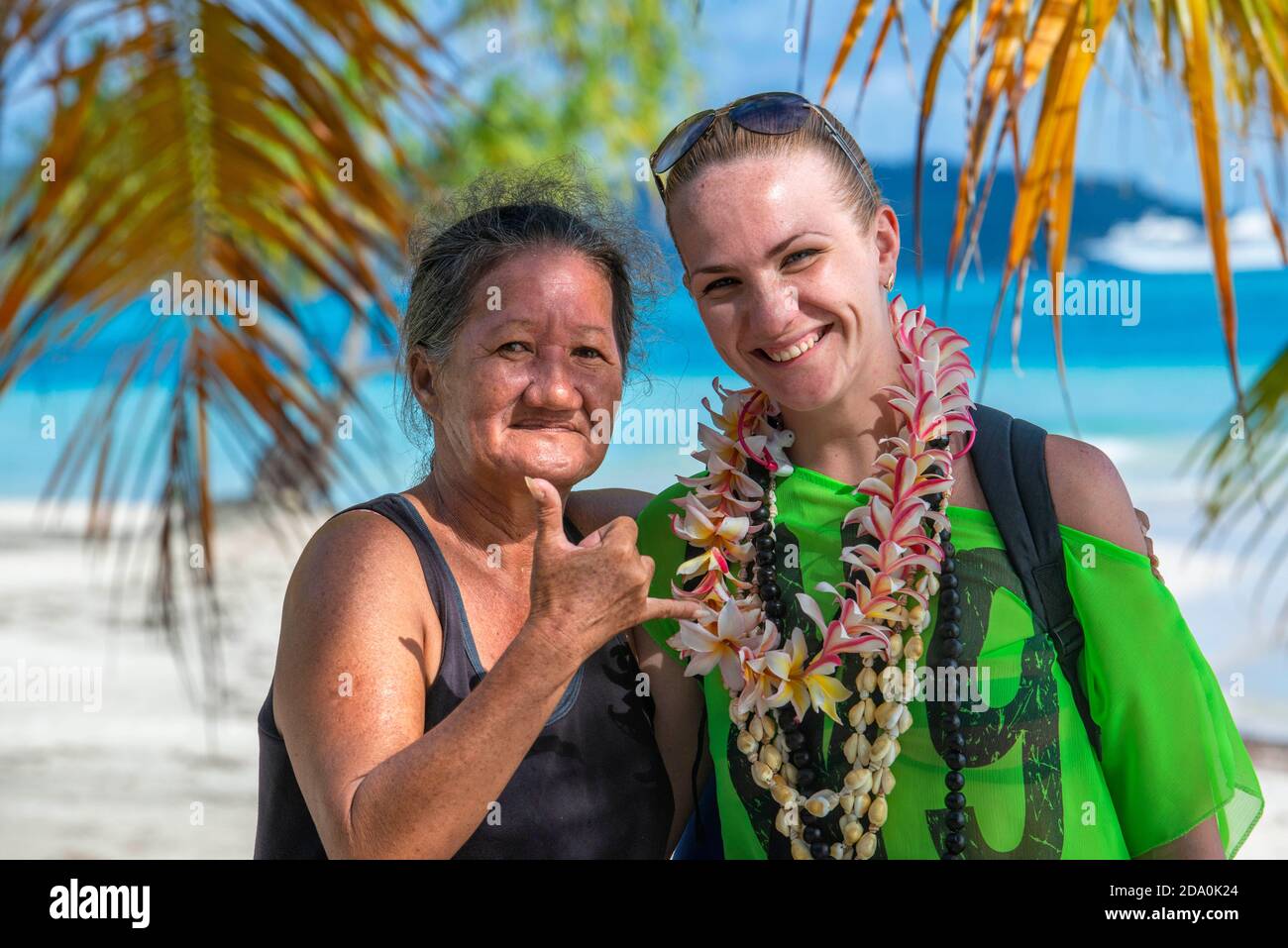 Outdoor-Porträt von zwei Tahitian Frauen, älter und jung. Tevairoa Insel, eine kleine Insel in der Lagune von Bora Bora, Gesellschaftsinseln, Französisch-Polynesien Stockfoto