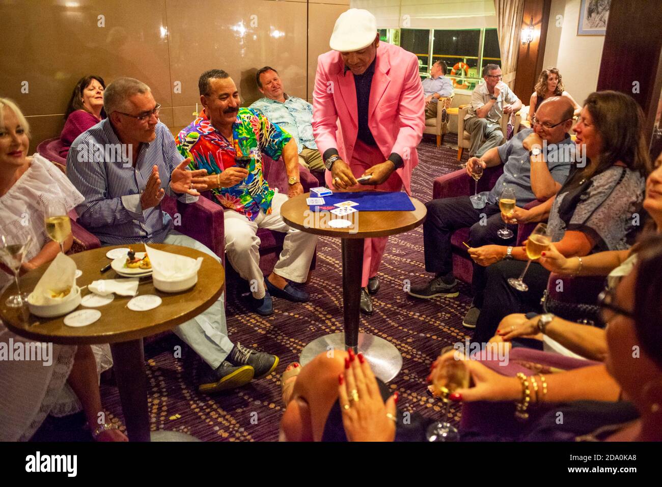 Show und magische Tricks in Paul Gauguin Kreuzfahrtschiff, Passagiere entspannen. Gesellschaft Inseln, Französisch-Polynesien, Südpazifik. Stockfoto