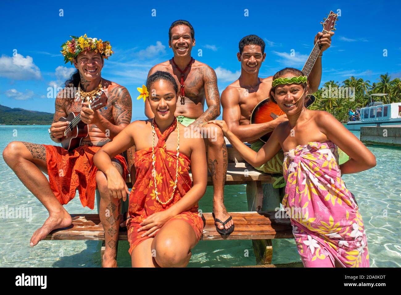 Insel Taha'a, Französisch-Polynesien. Polynesische Musik und Tänze in der Motu Mahana, Taha'a, Gesellschaftsinseln, Französisch-Polynesien, Südpazifik. Stockfoto