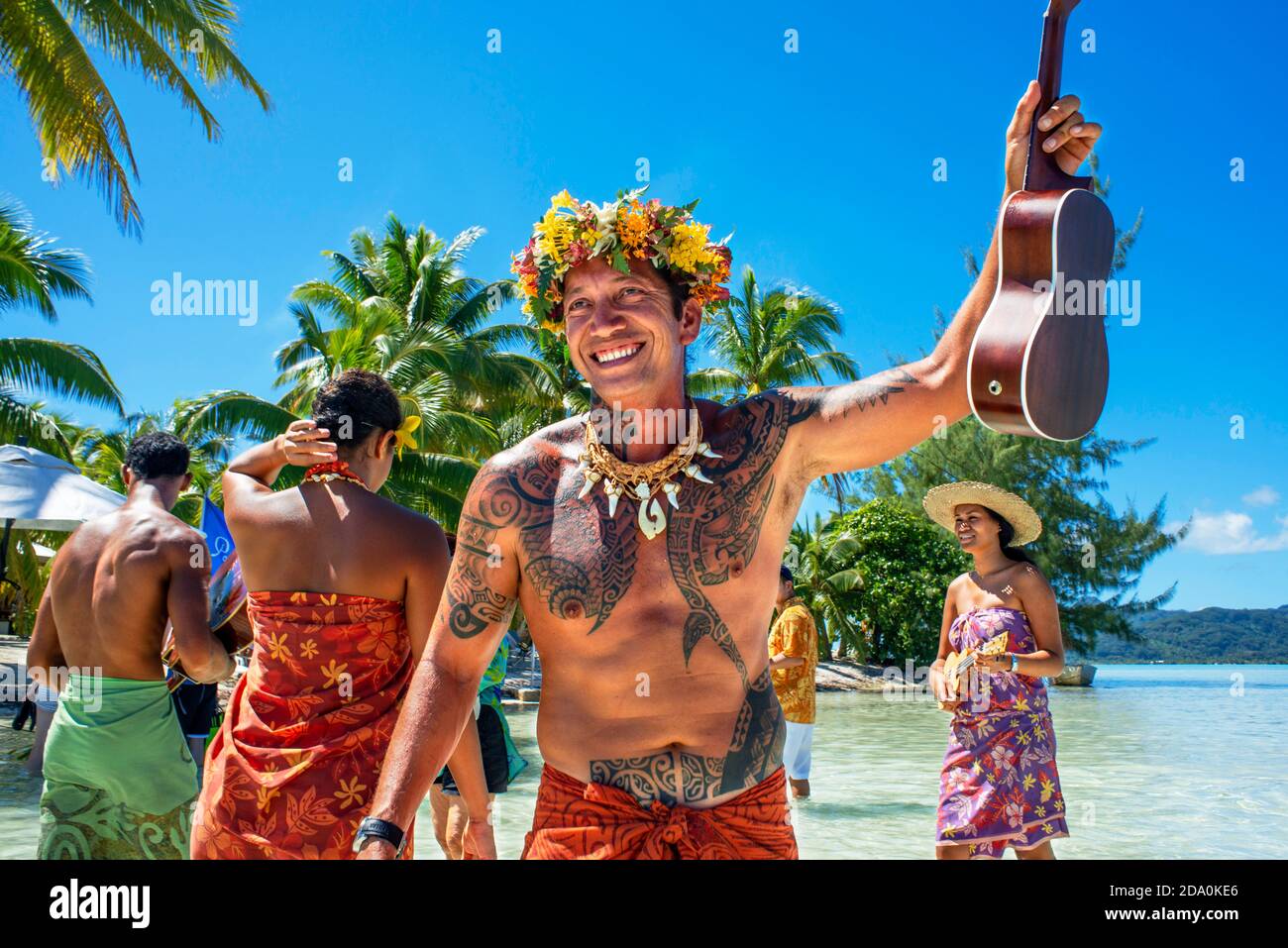 Insel Taha'a, Französisch-Polynesien. Polynesische Musik und Tänze in der Motu Mahana, Taha'a, Gesellschaftsinseln, Französisch-Polynesien, Südpazifik. Stockfoto